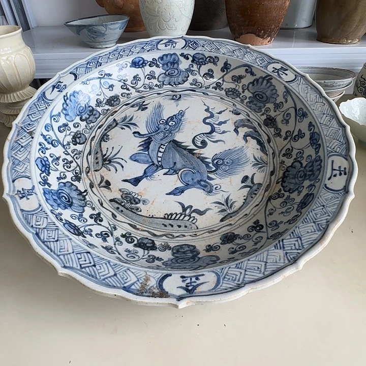 骏***室一个青花罐子釉中彩