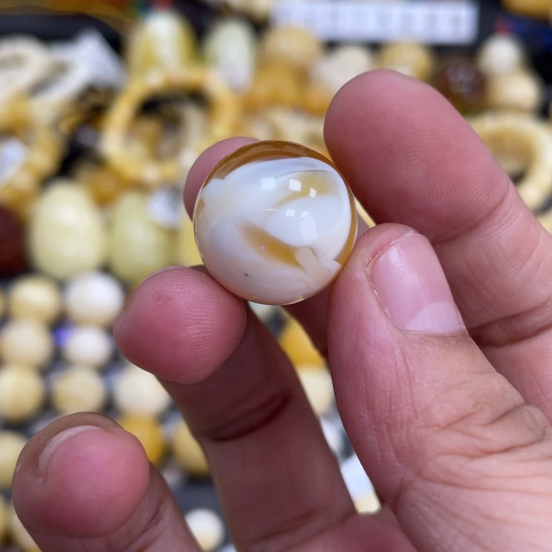 丰***起未镶嵌琥珀裸石18mm瑕疵金漆吧