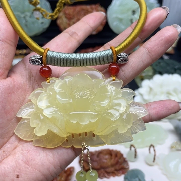 蛇纹石玉未镶嵌颈饰
