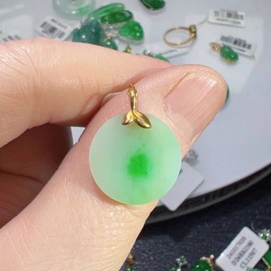 颈饰18K金镶嵌翡翠