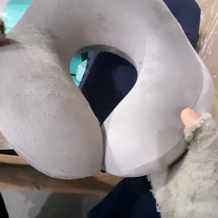 记忆棉U 型枕。