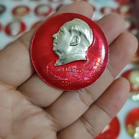 涓***流突破口上红旗飘飘纪念章
