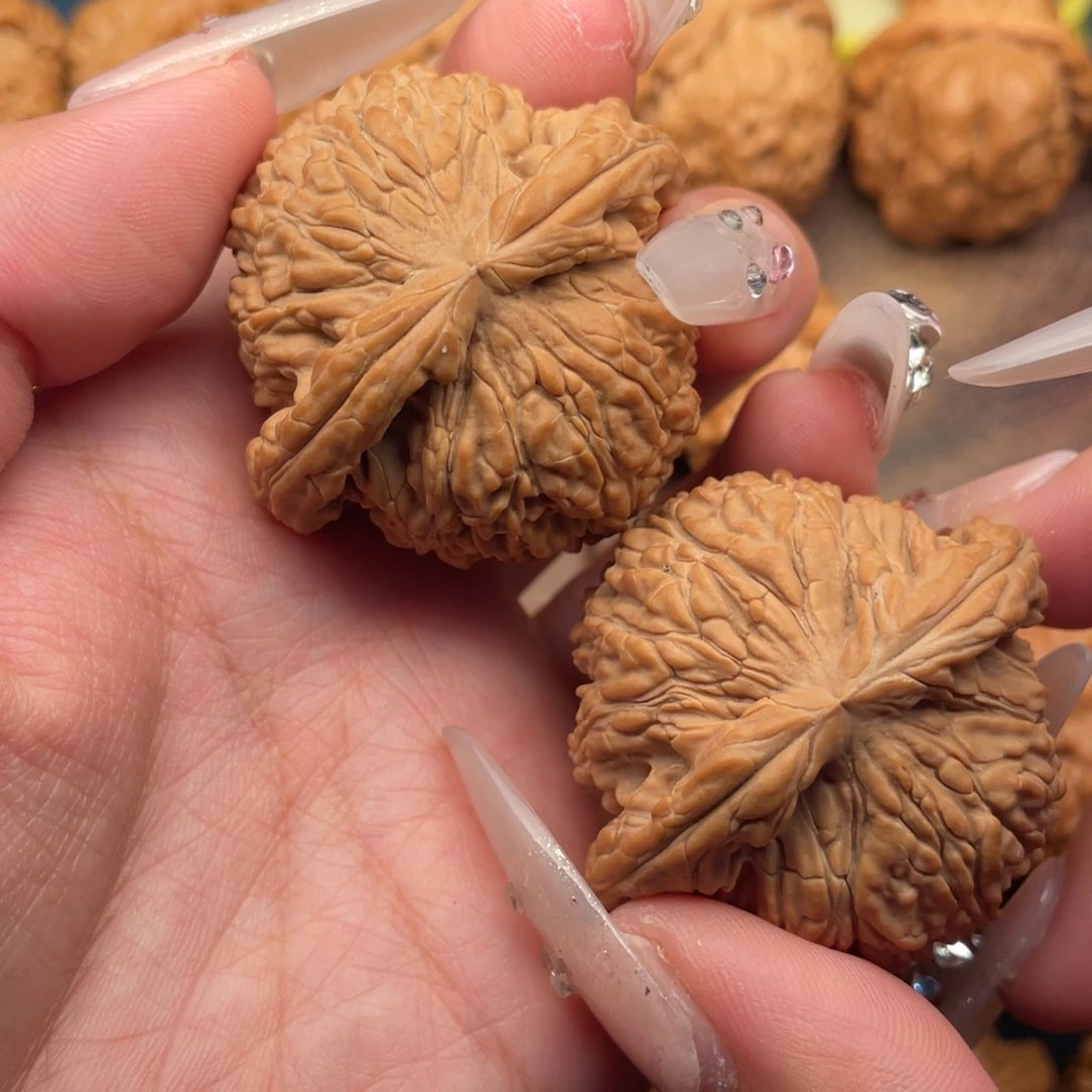 文玩核桃吊坠全品，精配毕业白狮子44，卡姿兰底