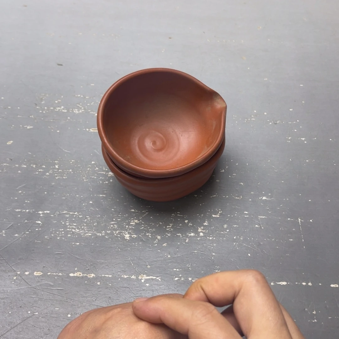 雲***養瓷片密密麻麻地铺满一层