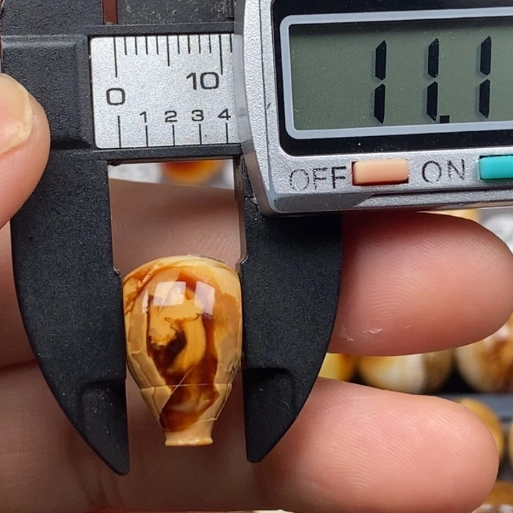 琥珀颈饰未镶嵌三通