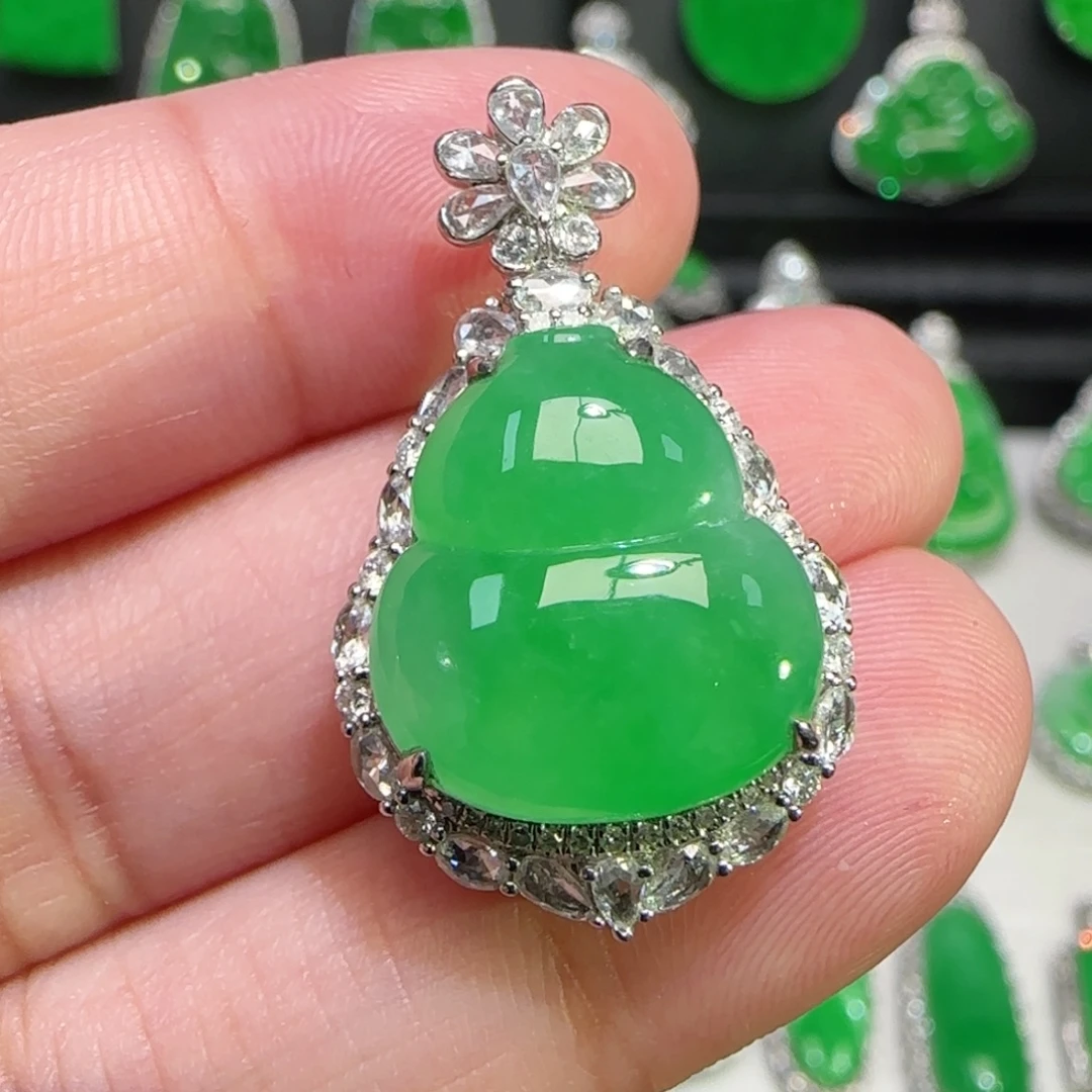 翡翠18K金镶嵌颈饰吊坠