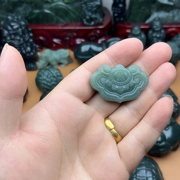 和田玉未镶嵌把件