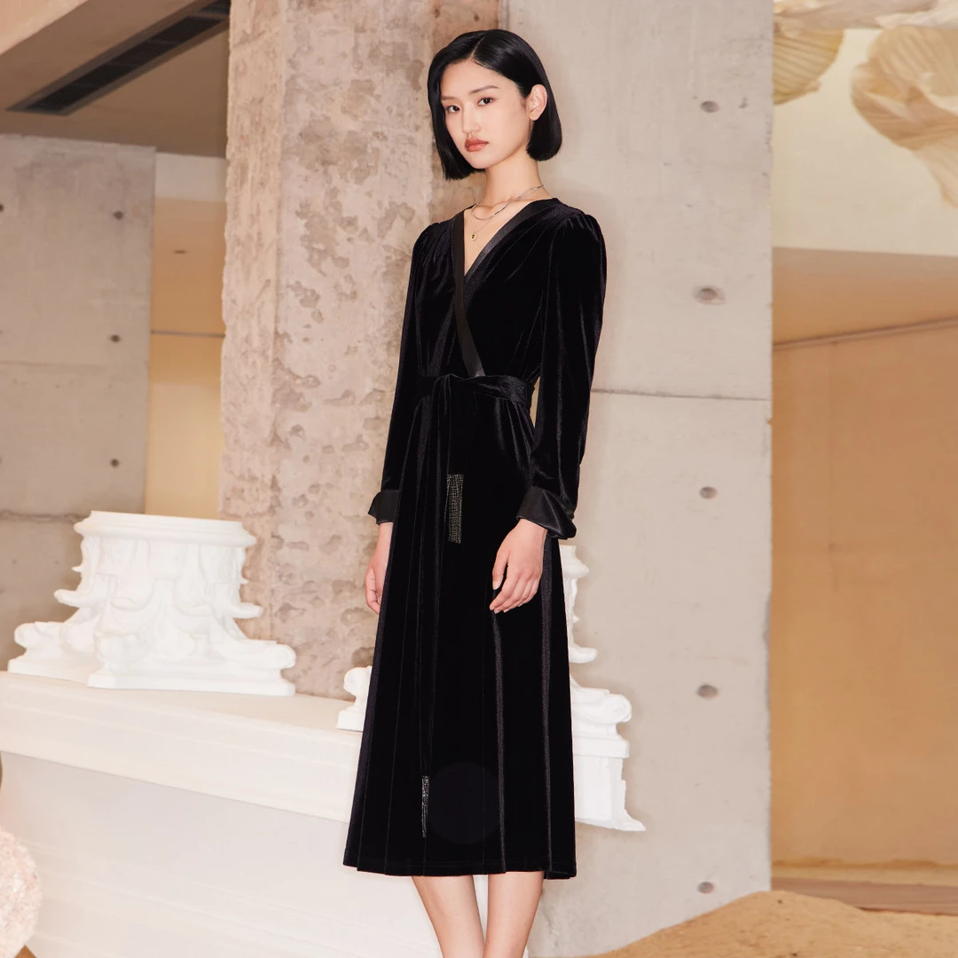 【众心专属】歌蒂诗秋季专柜轻奢名媛丝绒V领黑色连衣裙8D32L3150