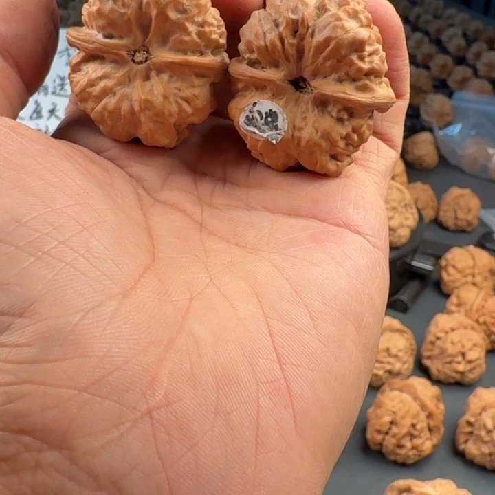 我***文玩核桃吊坠蛤蟆的眼睛是真的