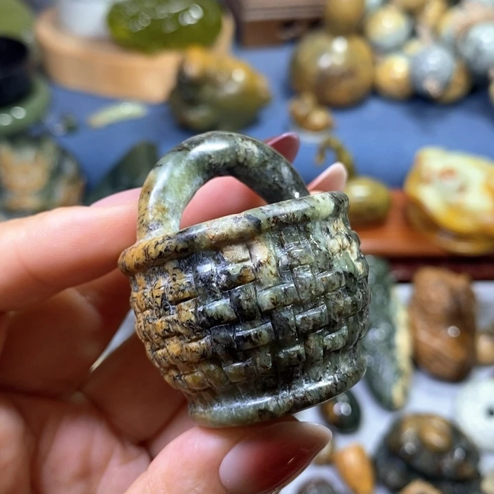未镶嵌岫岩河磨玉（透闪石质玉）摆件