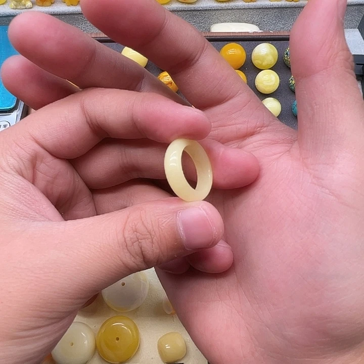 琥珀未镶嵌裸石俄黄