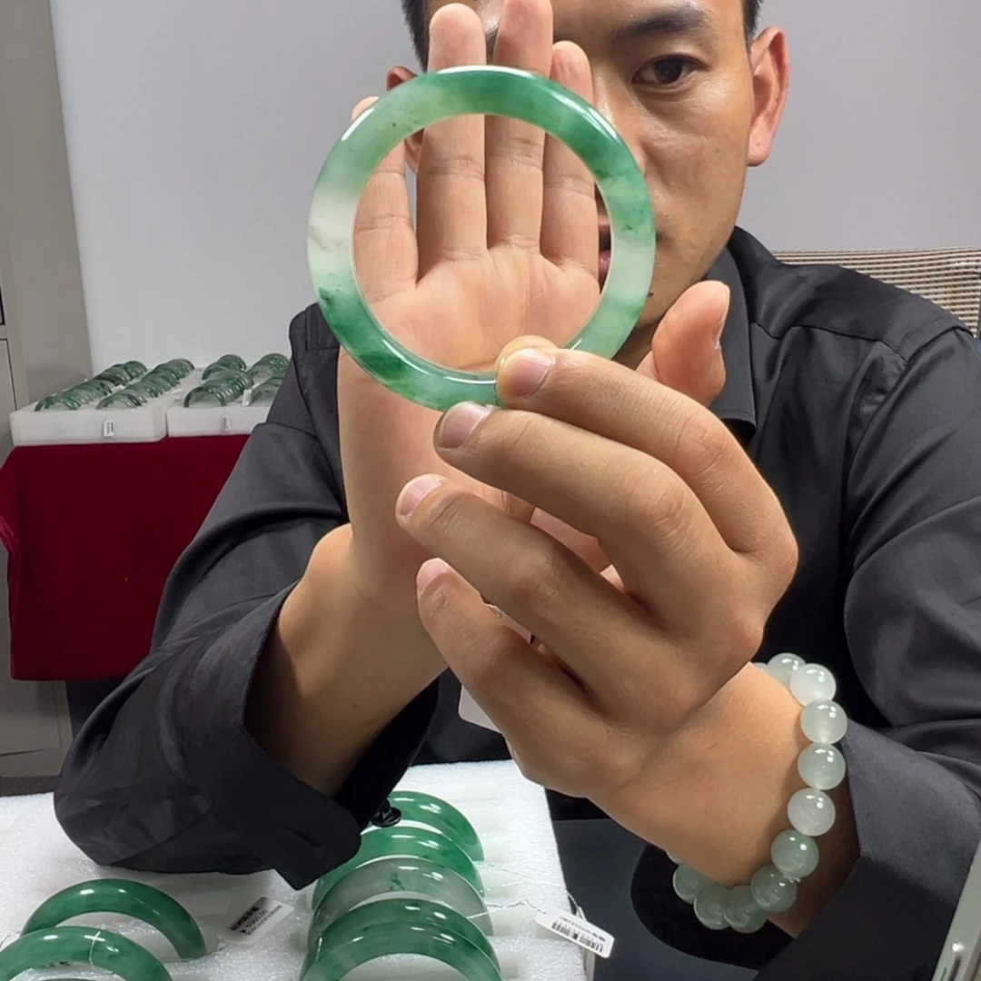 石英质玉（非洲翠）手镯未镶嵌