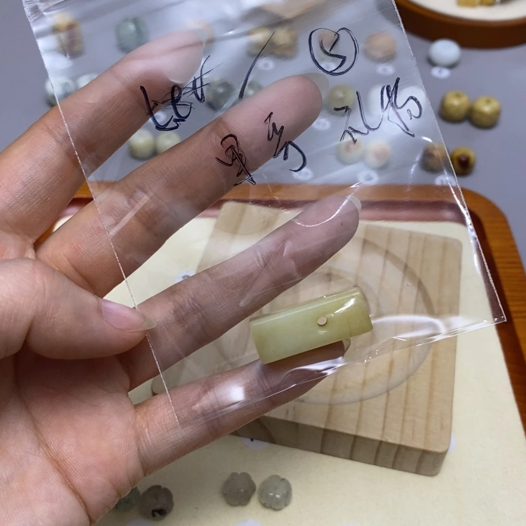 蛇纹石玉配饰合金果****