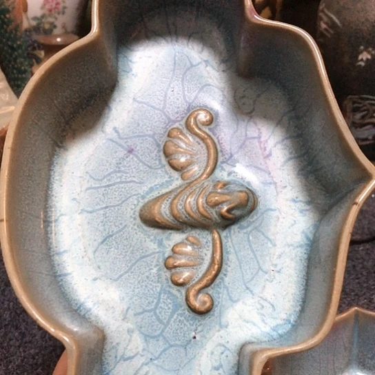 岁***人瓷器一件，品相完整