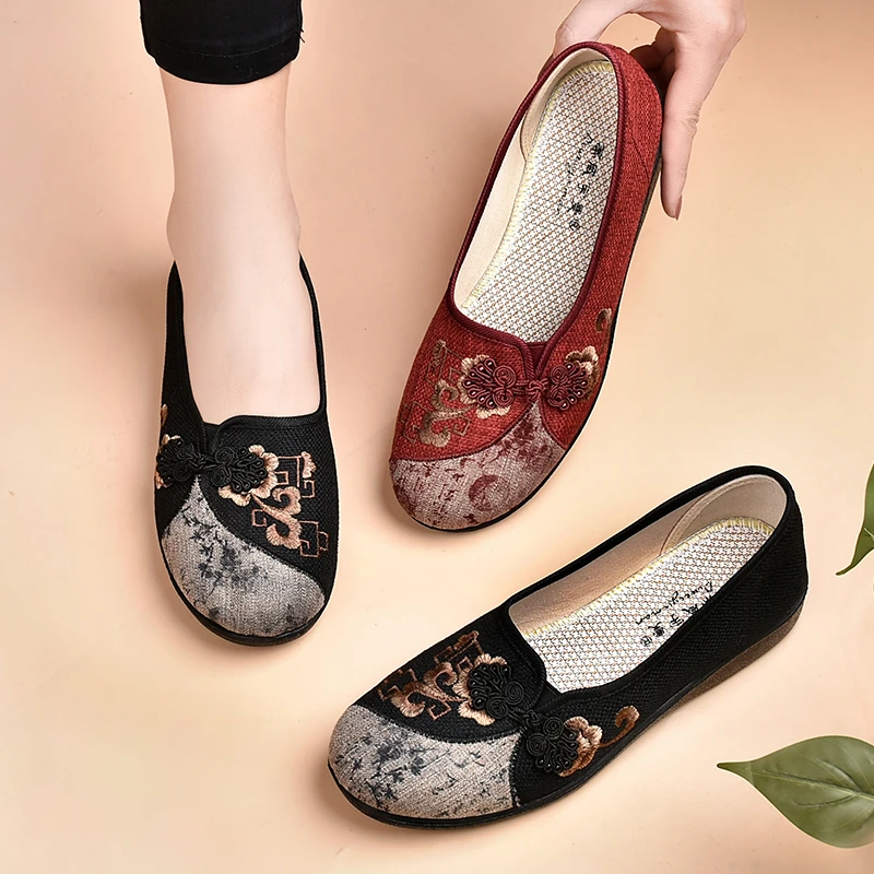 老北京布鞋女2025春季新款复古绣花鞋一脚蹬平底舒适透气妈妈单鞋