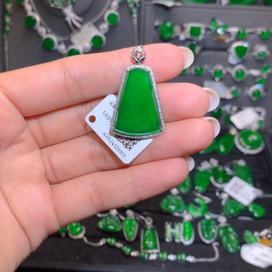 翡翠18K金镶嵌颈饰无事牌