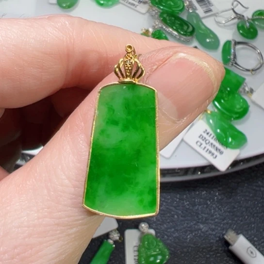 颈饰18K金镶嵌翡翠