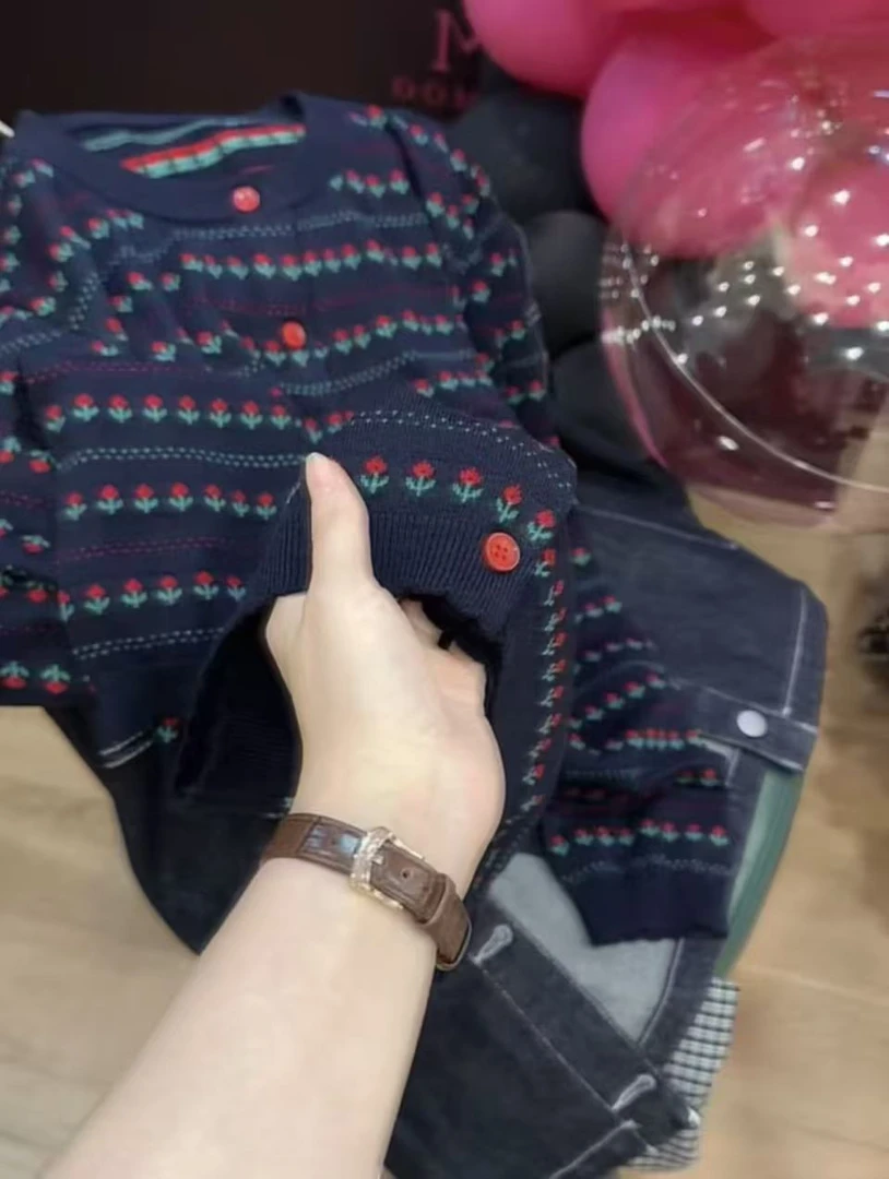 七言家巨好看！藏青提花红扣细羊开衫