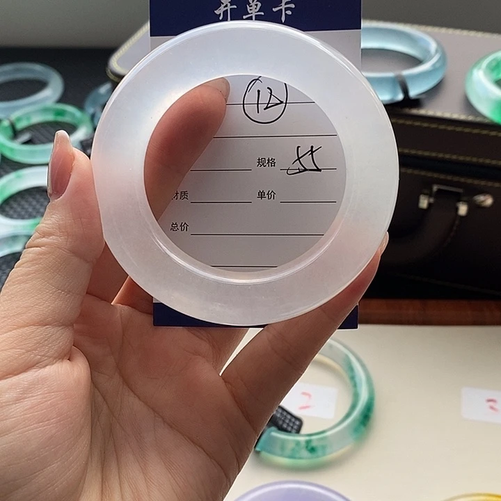 你***T玉时尚精美白月光手镯