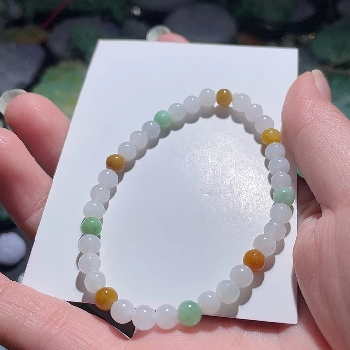 颈饰未镶嵌翡翠美**姐