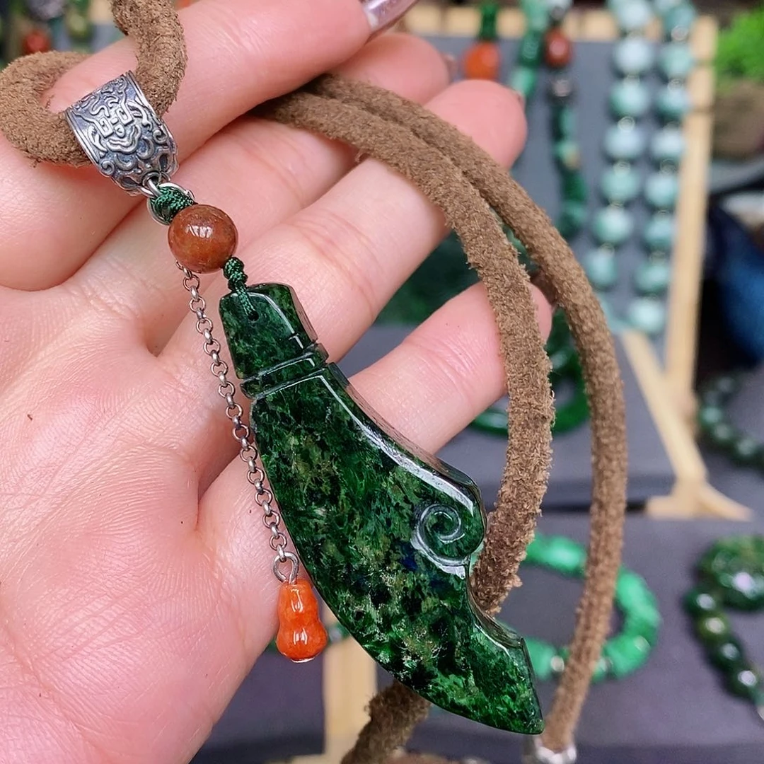 翡翠颈饰未镶嵌漂亮美眉