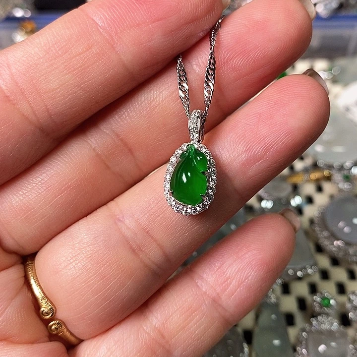 翡翠颈饰18K金镶嵌吊坠