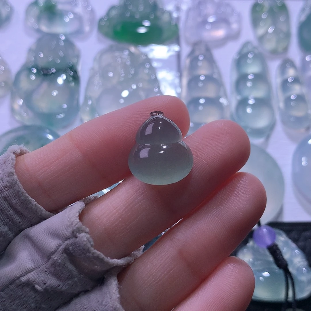 翡翠未镶嵌颈饰葫芦