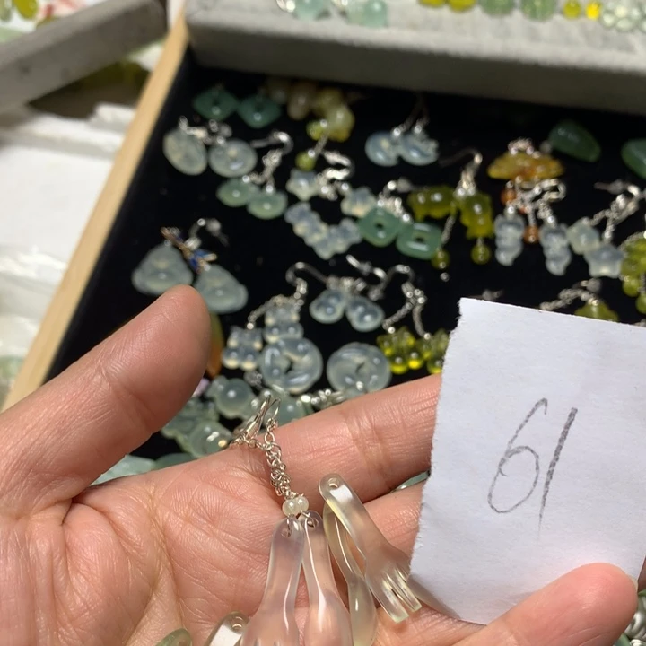 蛇纹石玉耳钉足银镀金镶嵌月*美