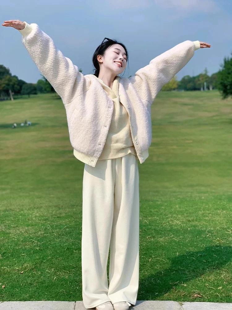 2025秋冬新款高级感穿搭仿羊羔毛外套搭配针织衫休闲裤显瘦三件套