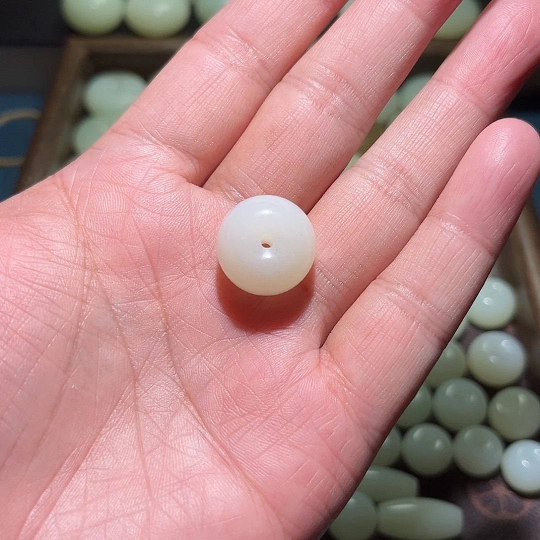 甜***粉和田玉未镶嵌颈饰