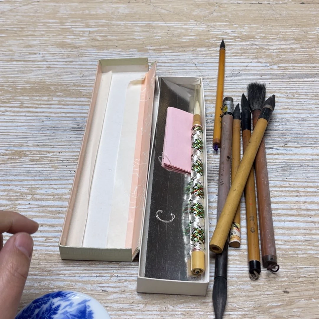 瓷片文**藏密密麻麻地排列着一个