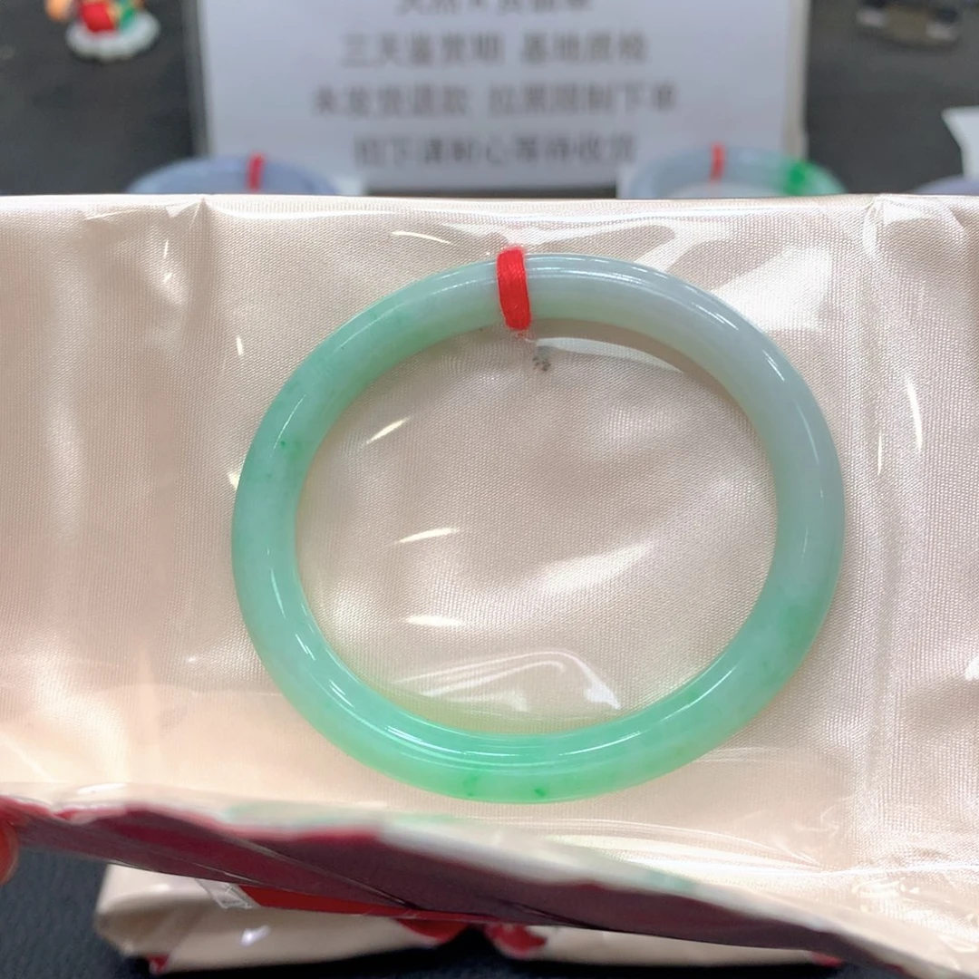 翡翠未镶嵌手镯56贵妃