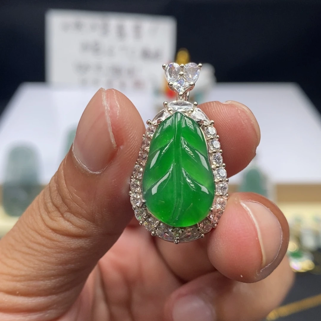 翡翠未镶嵌颈饰叶子吊坠
