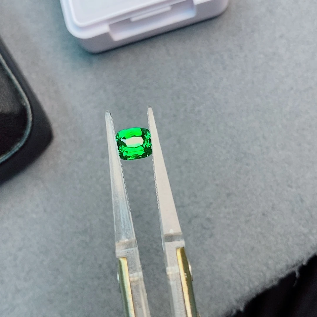 珠宝半成品未镶嵌石榴石（沙弗莱）1.05ct 卡扎尼