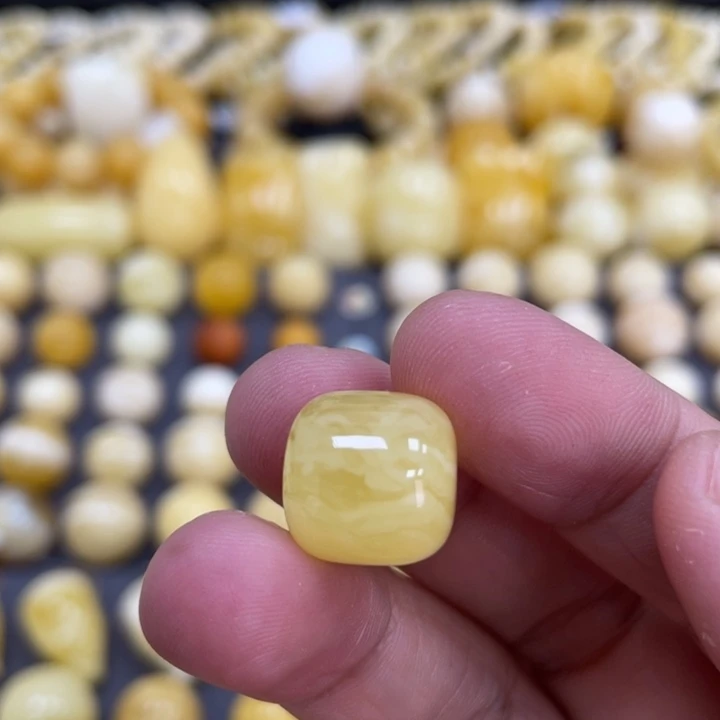 蜜蜡未镶嵌裸石13.2*13mm