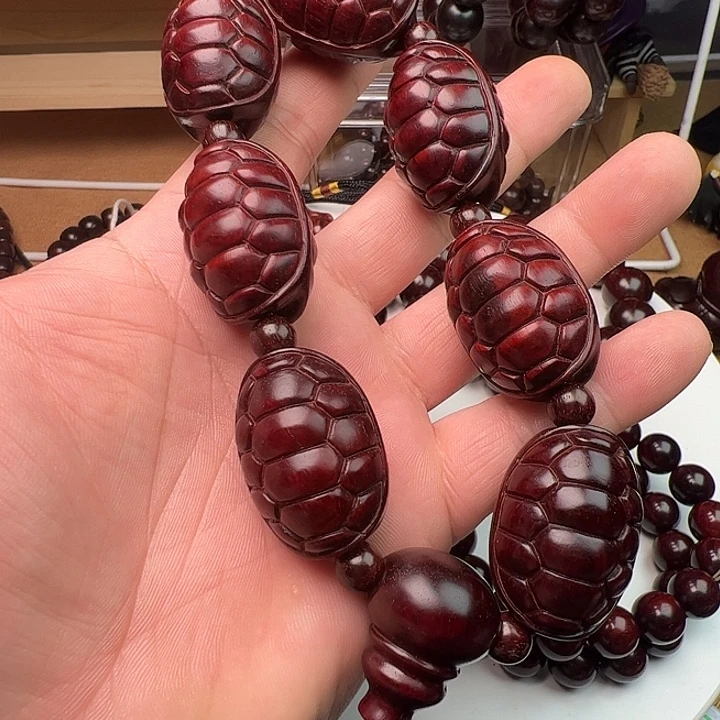 小叶紫檀把件富甲手持