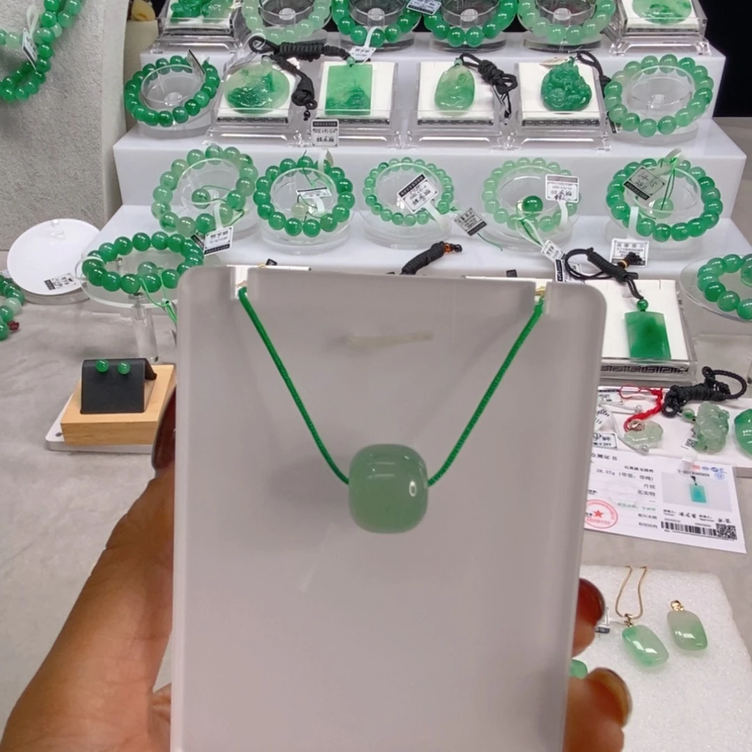颈饰未镶嵌石英质玉