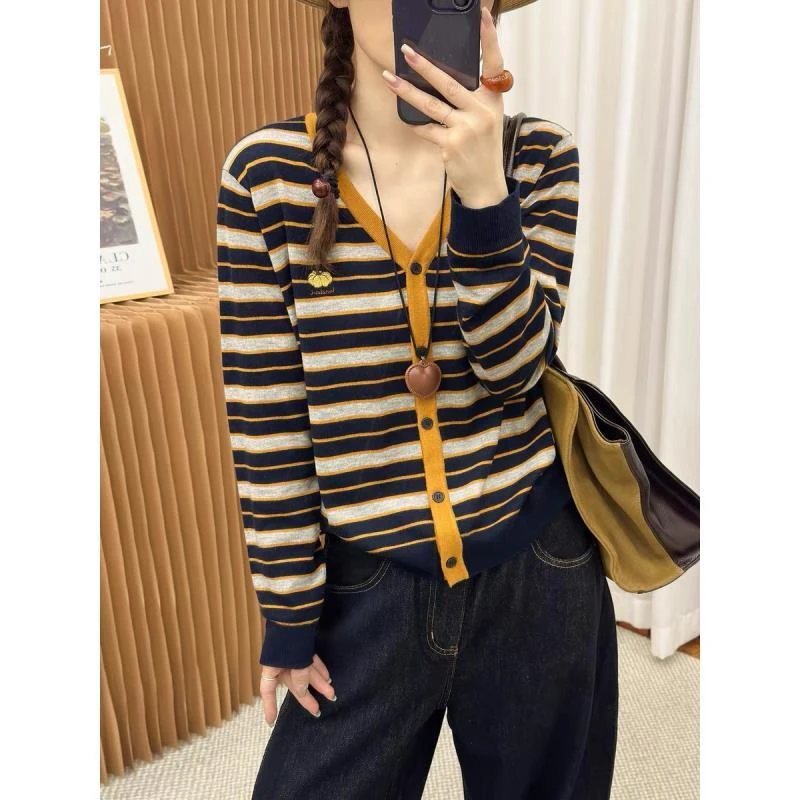 撞色V领南瓜字母刺绣条纹针织开衫女秋冬款宽松洋气减龄毛衣上衣