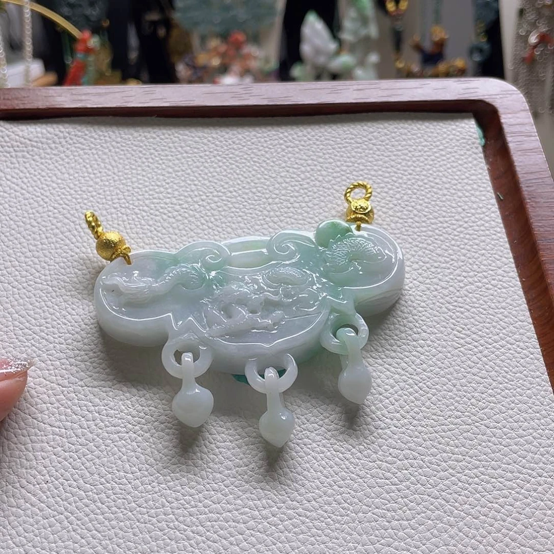 翡翠未镶嵌颈饰杨*?锁