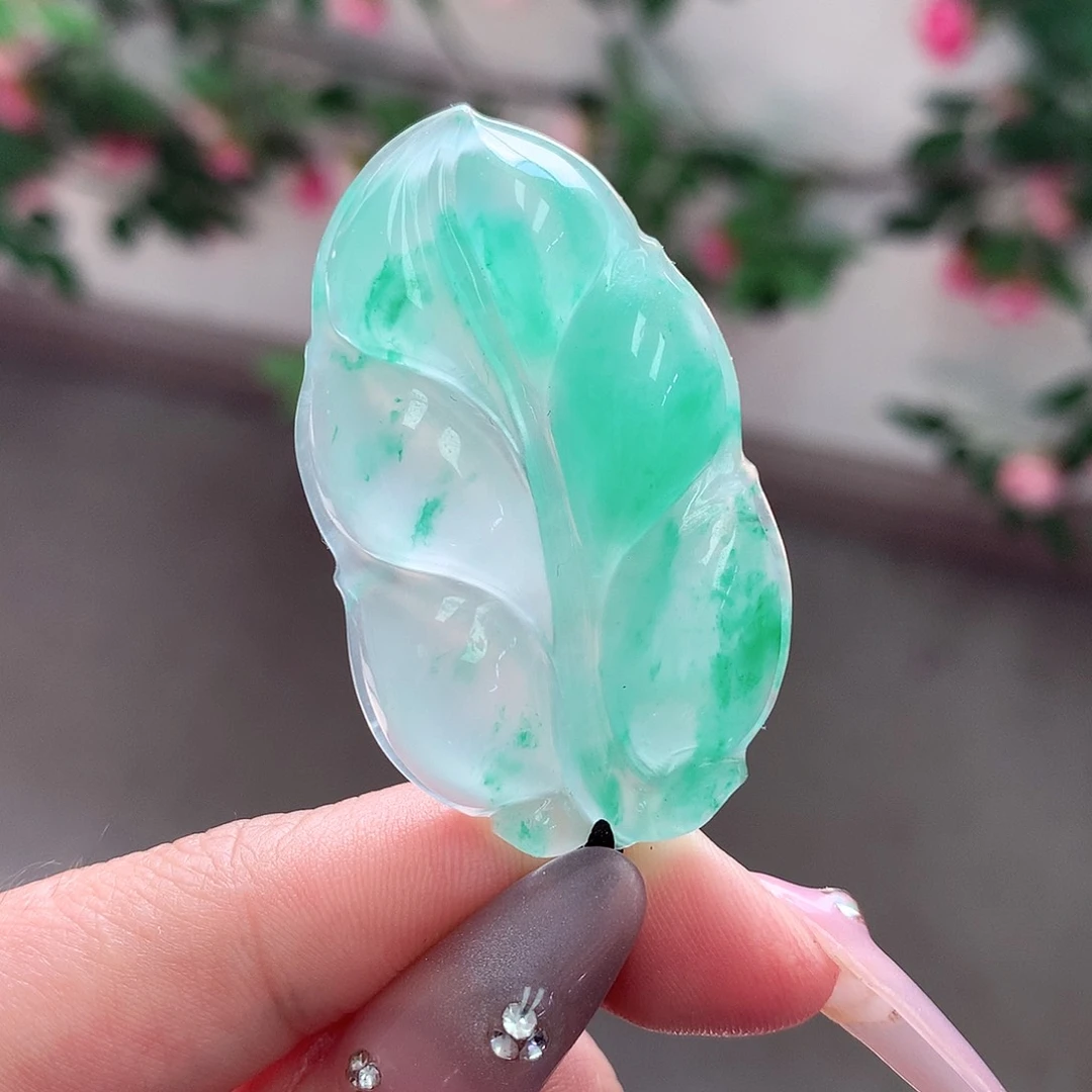 石英质玉颈饰未镶嵌若*、