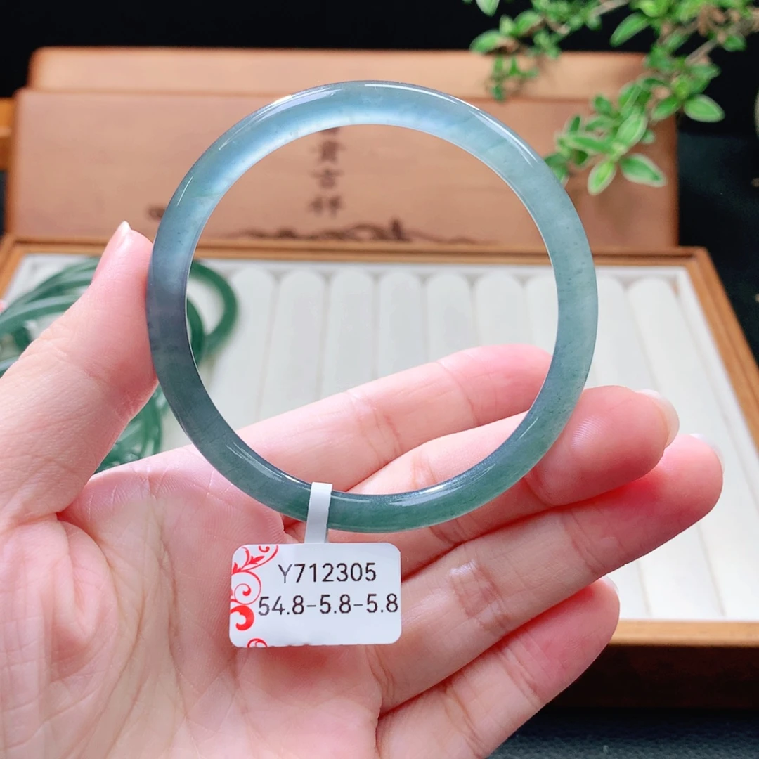 翡翠未镶嵌手镯（圆镯）