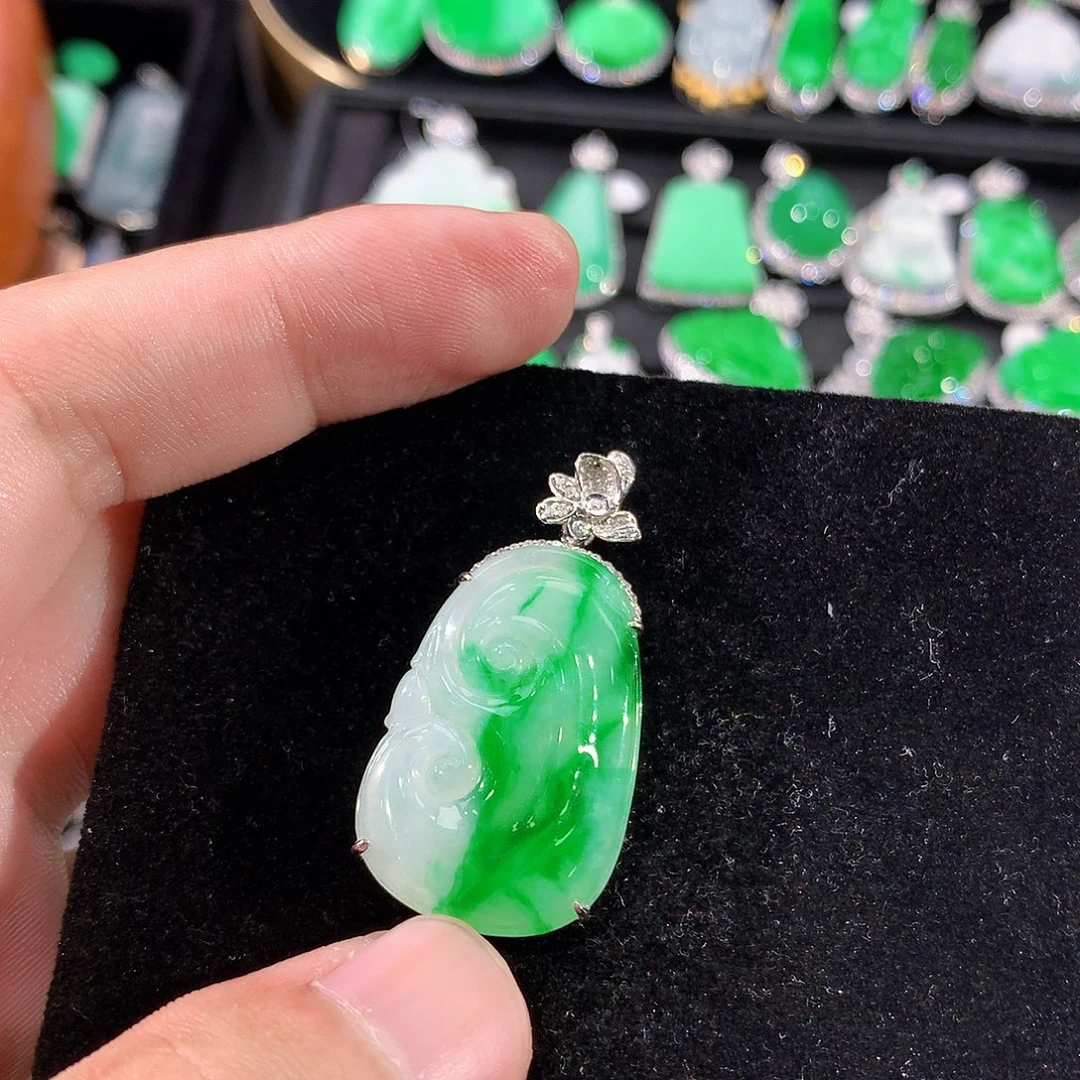 翡翠18K金镶嵌颈饰
