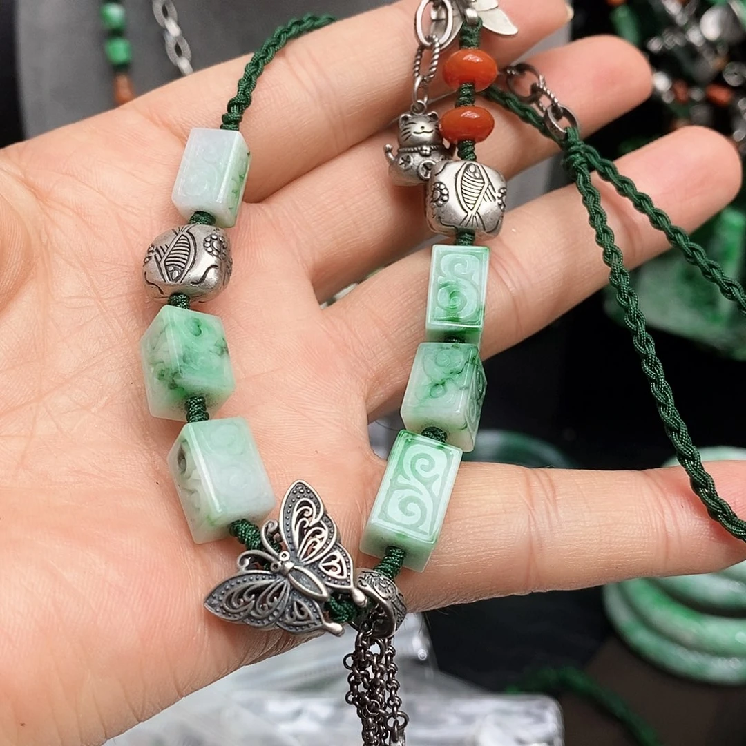 颈饰未镶嵌翡翠漂亮美眉