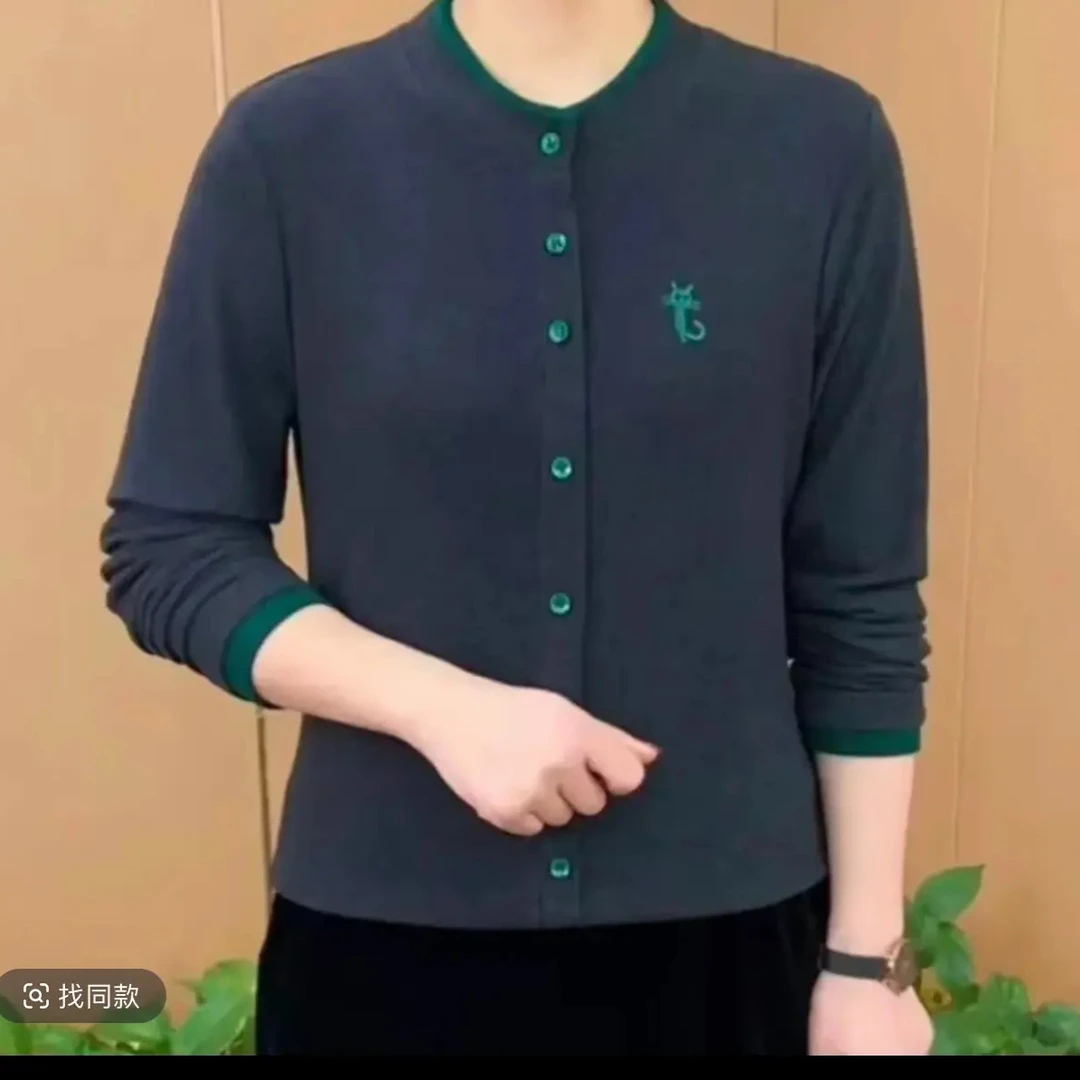 秋冬新款圆领纽扣刺绣长袖套头中老年女士洋气气质打底衫