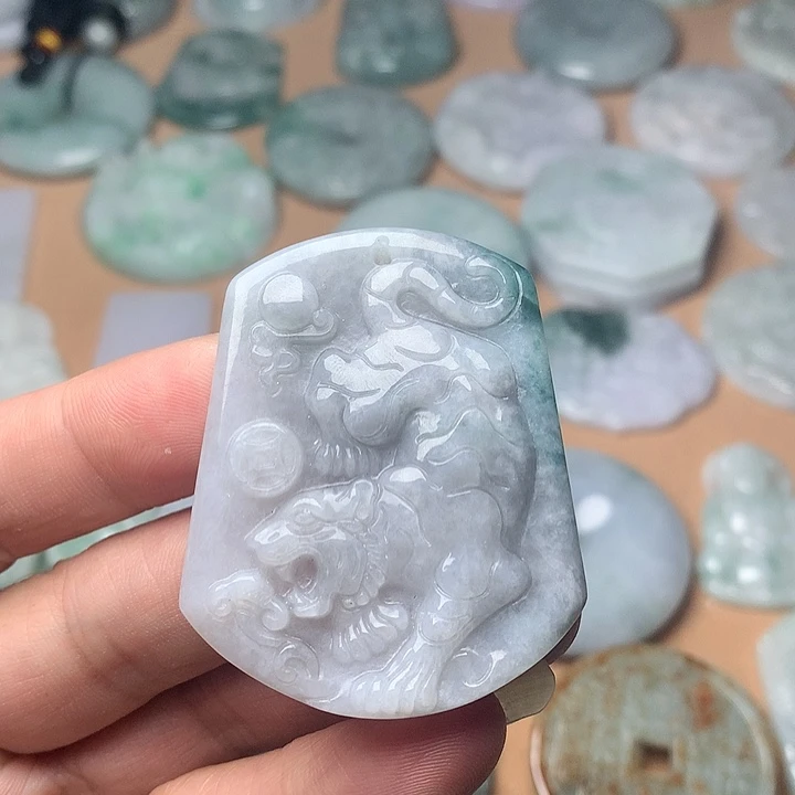 翡翠未镶嵌颈饰老虎牌