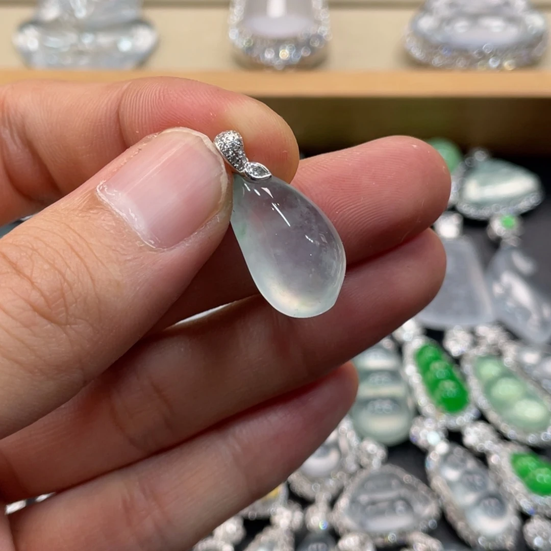 翡翠18K金镶嵌颈饰福瓜