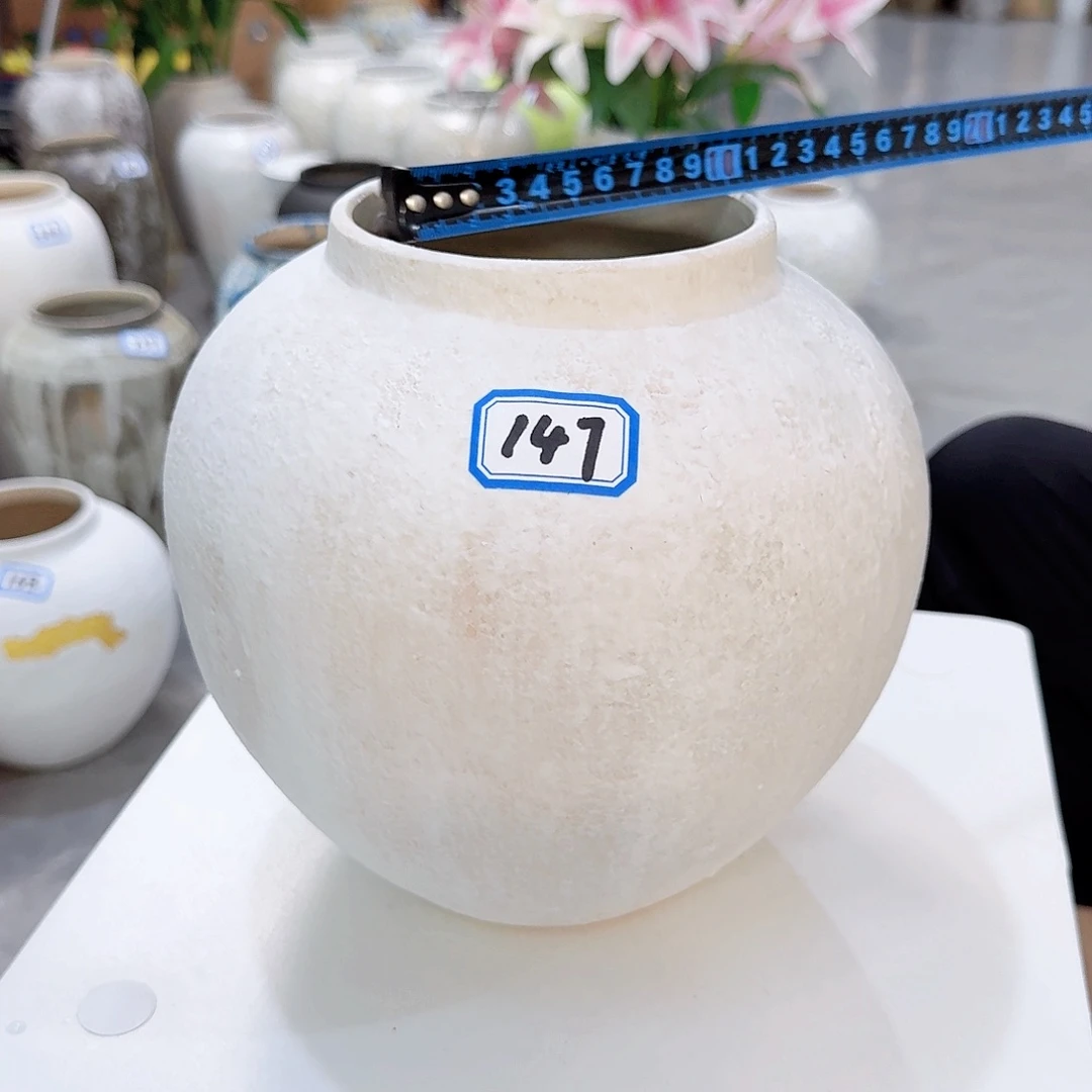 147号陶瓷高20厘米微瑕一个