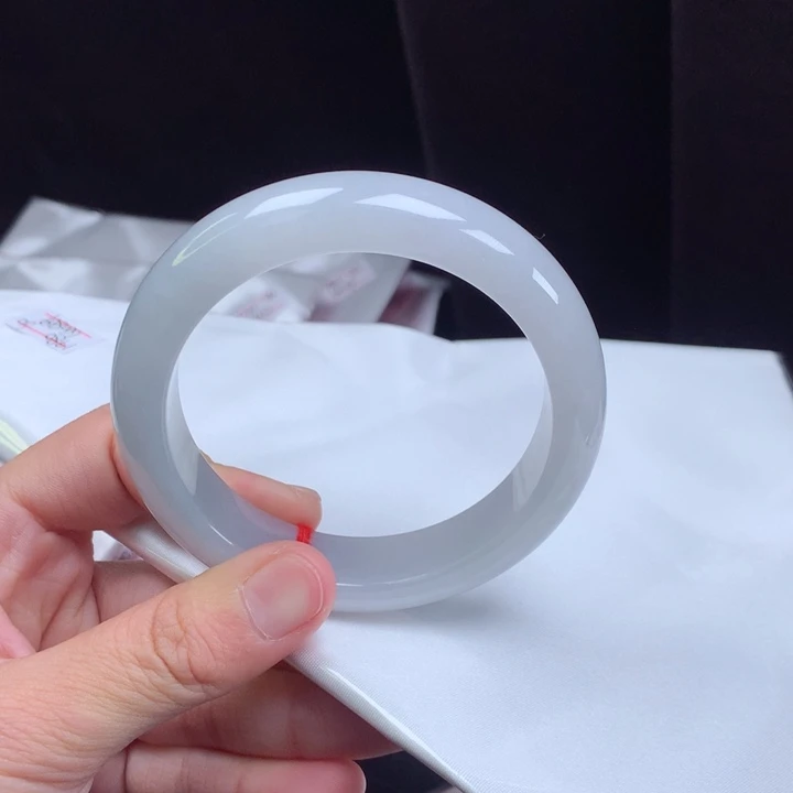 翡翠手镯未镶嵌沐*。