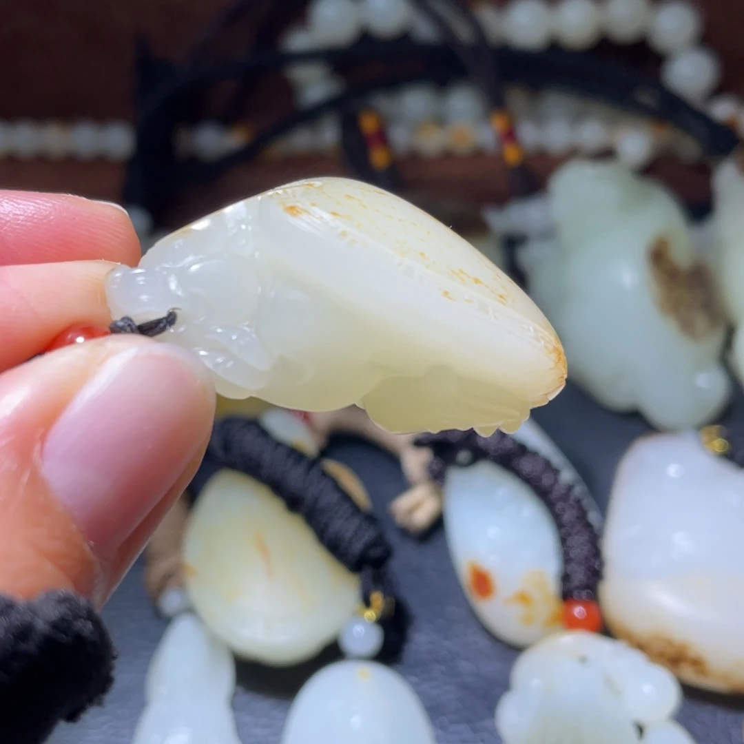 王***馆和田玉未镶嵌颈饰