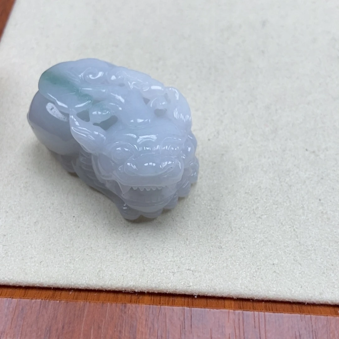 翡翠未镶嵌颈饰如意